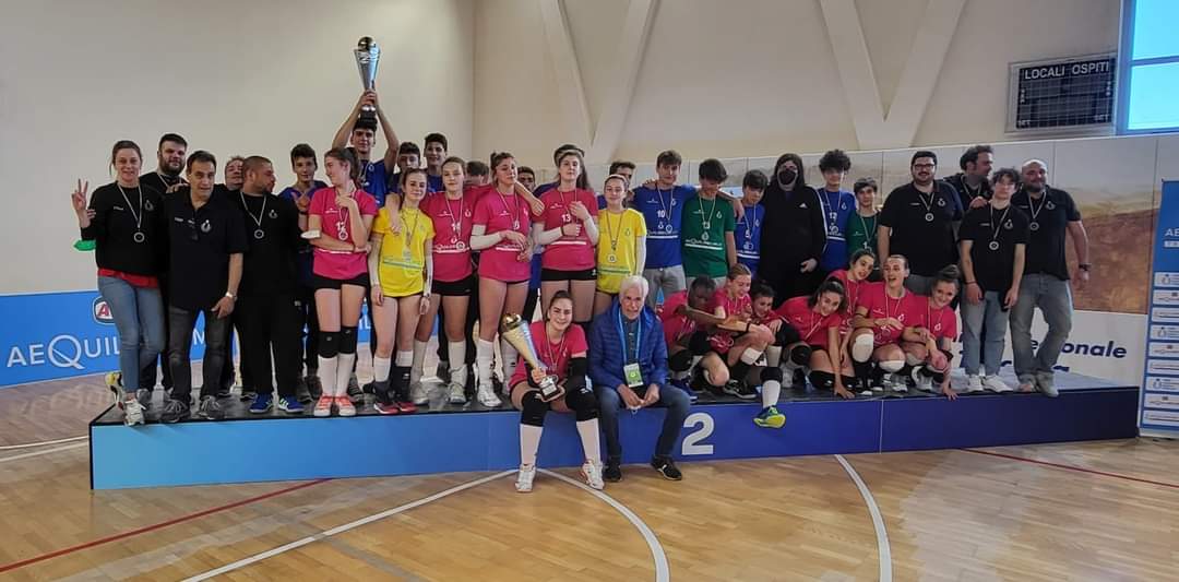 𝟐5 𝐀𝐩𝐫𝐢𝐥𝐞 𝟐𝟎𝟐𝟐 - 𝐓𝐫𝐨𝐟𝐞𝐨 𝐝𝐞𝐢 𝐓𝐞𝐫𝐫𝐢𝐭𝐨𝐫𝐢 – U𝐧𝐝𝐞𝐫 𝟏4 𝐅𝐞𝐦𝐦𝐢𝐧𝐢e Ottimo 2° posto per le ragazze del Comitato Etruria anno 2008 guidate da Matteo Falchi e Federico Bertolucci. Orgogliosissimi e contenti per la nostra atleta 𝐏𝐨𝐫𝐭𝐨𝐥𝐚𝐧𝐢 𝐕𝐢𝐭𝐭𝐨𝐫𝐢𝐚 che viene inserita nel sestetto titolare come centrale in questa bellissima manifestazione!! 